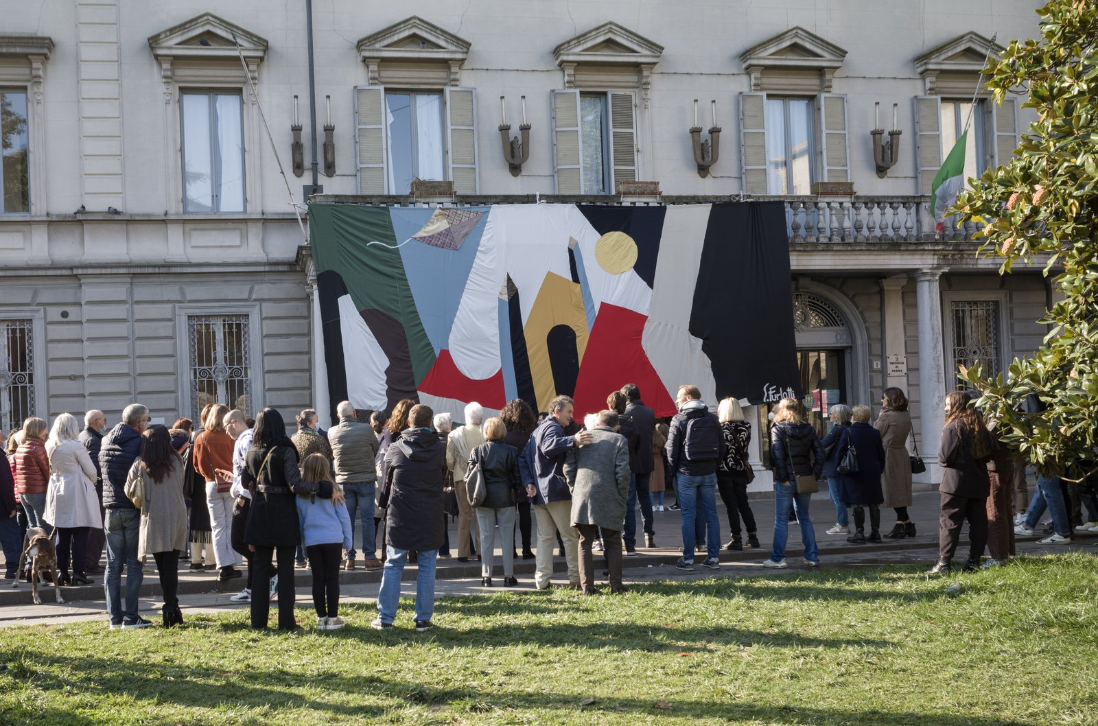 Guernica sulla facciata del Palazzo della Provincia di Parma